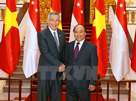 Thủ tướng Nguyễn Xuân Phúc và Thủ tướng nước Cộng hòa Singapore Lý Hiển Long.